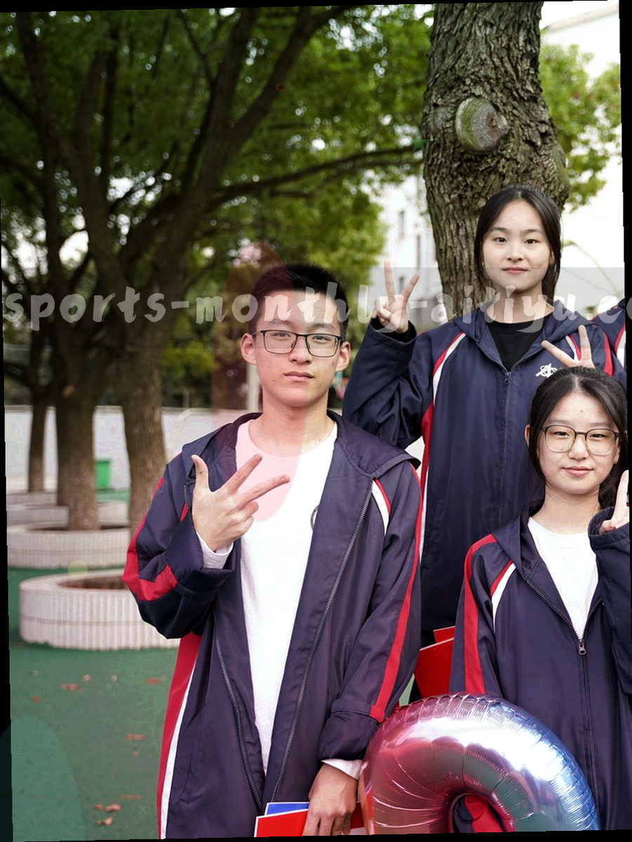 手持手机浏览赛事日程列表的特写，画面只见手部与屏幕光线